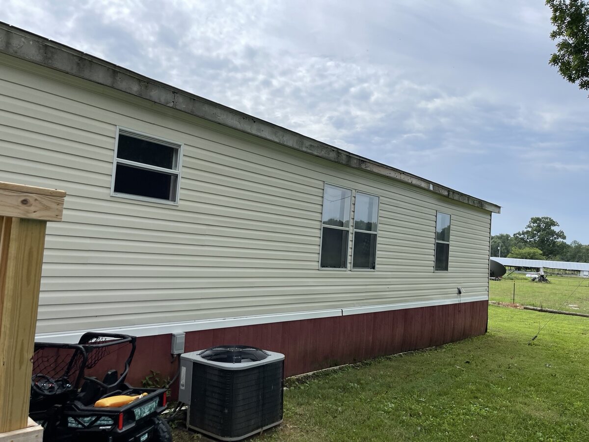 Mobile home siding after cleaning