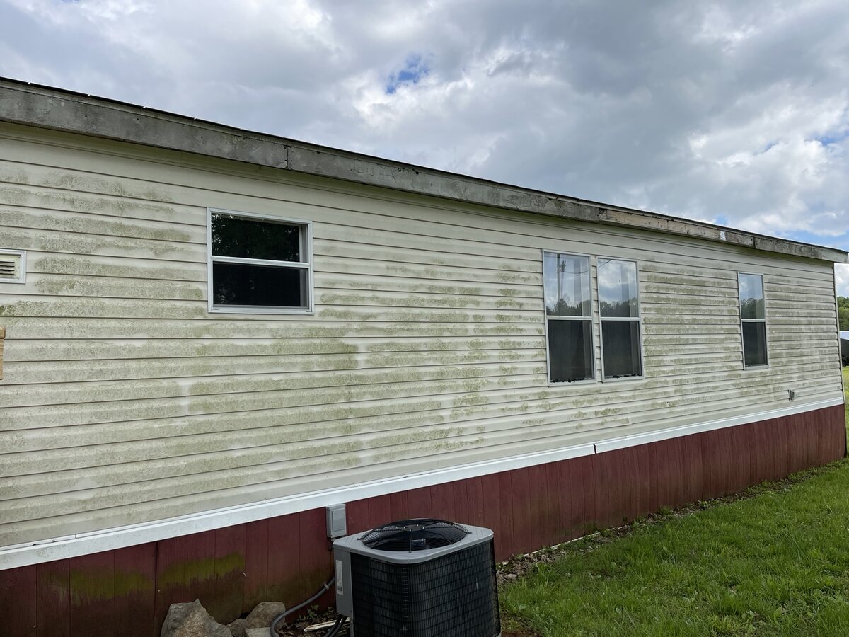 Mobile home siding before cleaning